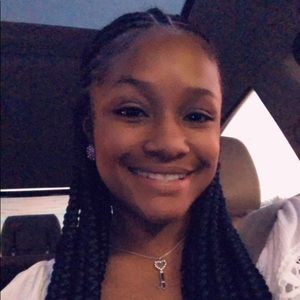 Meet your Posher, Dominique